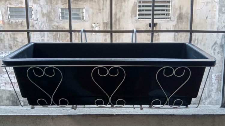 Sử dụng giá treo khay nhựa cho ban công Sử dụng giá treo khay nhựa để làm giàn trồng rau tại ban công