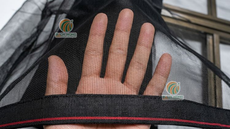 Cận cảnh mật độ ô của lưới mùng đen 18 mesh, che nắng 30%  và ngăn côn trùng