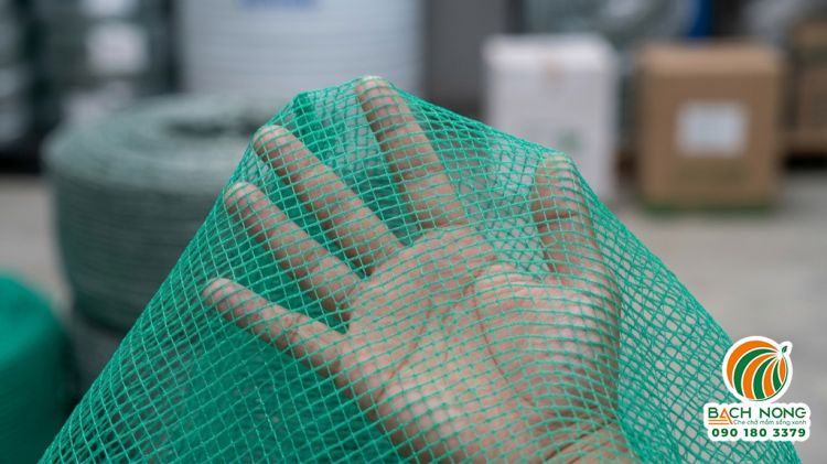 Cận cảnh lưới lót đáy ao nuôi tôm PE màu xanh, ô 5ly dệt đều