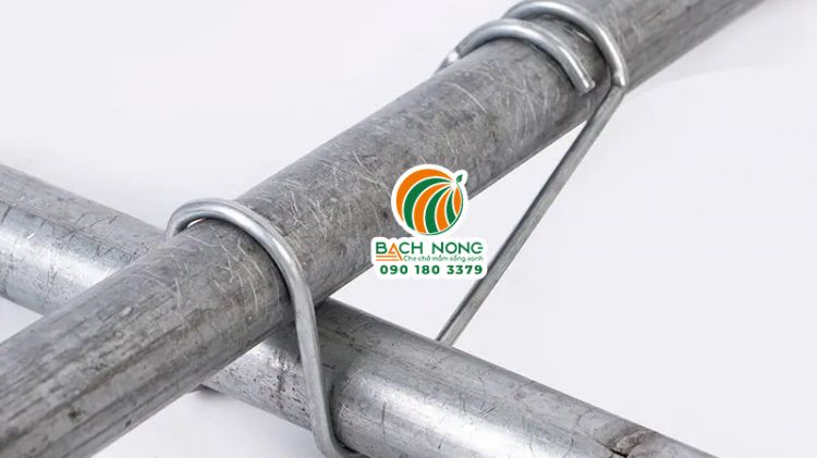 Ngoằm cố định khung sắt giúp tăng khả năng chịu tác động của gió