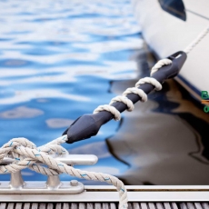 Cách sử dụng dây thừng để neo tàu khi đậu trên sông hoặc hồ