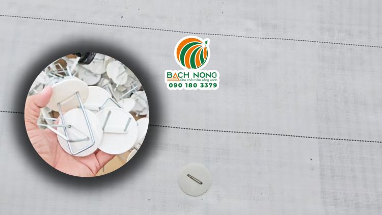 Sử dụng ghim sắt nắp nhựa cố định cho bạt phủ nền