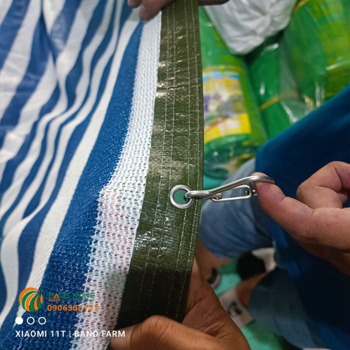 Lưới dệt kim sợi dẹt được may viền và đóng khoen rất dễ sử dụng