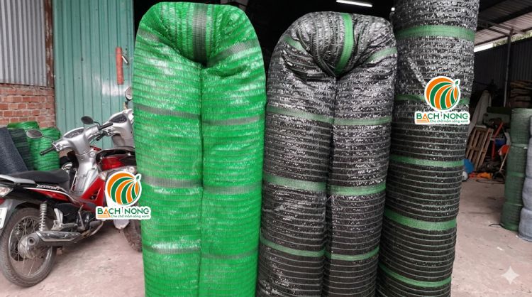 Cuộn lưới che nắng Thái Lan khổ 4M 2 Cuộn lưới che nắng Thái Lan khổ rộng 4M màu đen và màu xanh lá