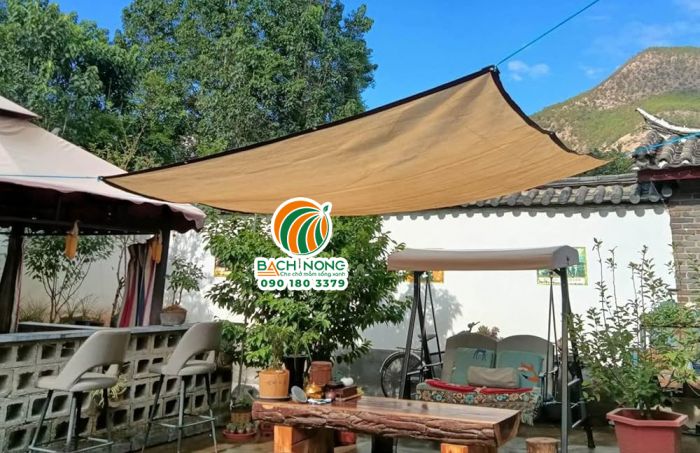 Sử dụng tấm lưới màu be che nắng cho quán cafe sân vườn