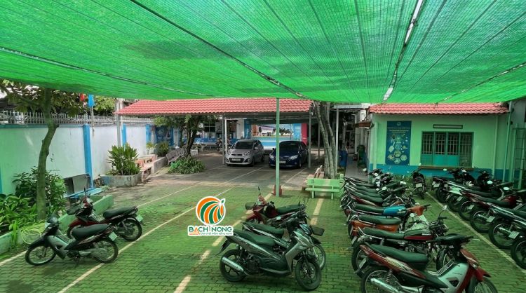 Mẫu lưới che nắng Thái Lan độ bền cao cho sân trường, bãi xe Lưới che nắng Thái Lan màu xanh lá cây lắp đặt cho bãi đỗ xe máy ngoài trời