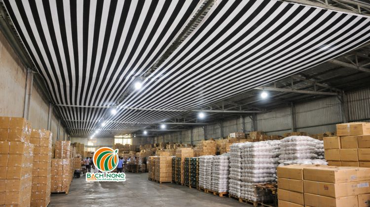 Kho xưởng dùng lưới che nắng 2 sọc màu đen trắng, mật độ 90% căng dưới tôn để chống nóng 