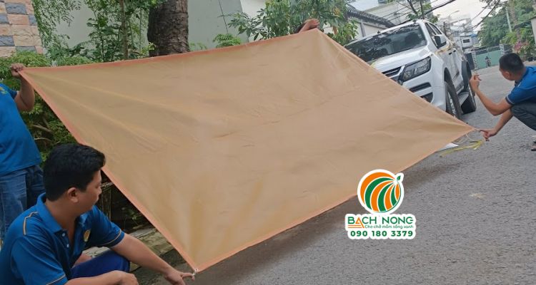 Tấm lưới che nắng mau y viền và đóng khoen giúp làm mái che di động dễ dàng