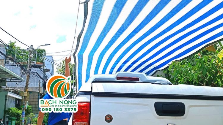Căng tấm lưới 2 màu che nắng cho ô tô dễ dàng