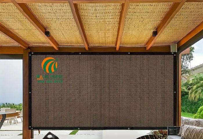 Sử dụng tấm lưới che nắng may viền và đóng khoen làm tường ngăn