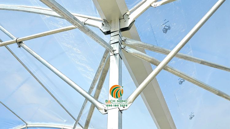 Phần khung sườn nhà màng được kết nhối bằng vật dụng chuyên dụng