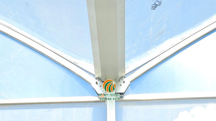 Máng xối thu nước mưa cho nhà màng lắp đặt chắc chắn