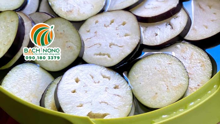 Ngâm cà tím trong nước muối Cắt lát và ngâm cà tím trong nước muối để giảm vị đắng